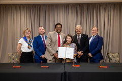 MPPCelebration_KimmyDoungGiftSigning_04222025_JC_2069